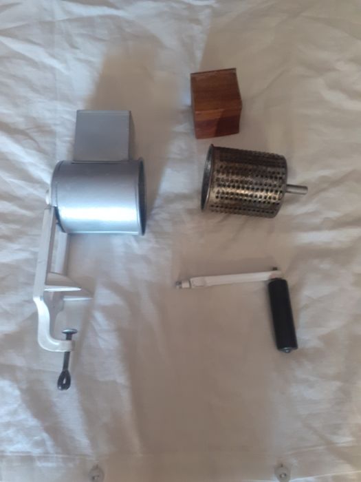 Mașină de tocat nucă clasică