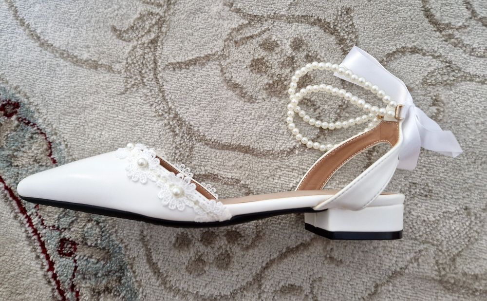 Бели сватбени обувки
