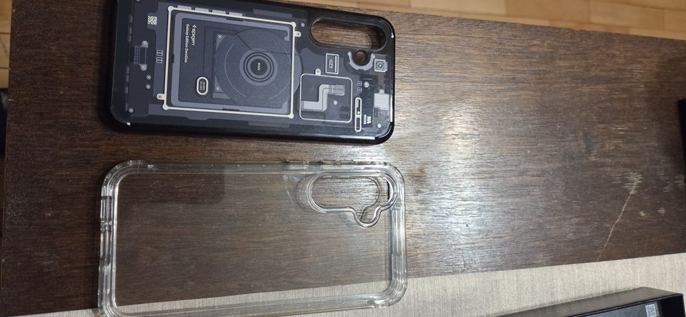Продавам 2 броя Samsung S23FE