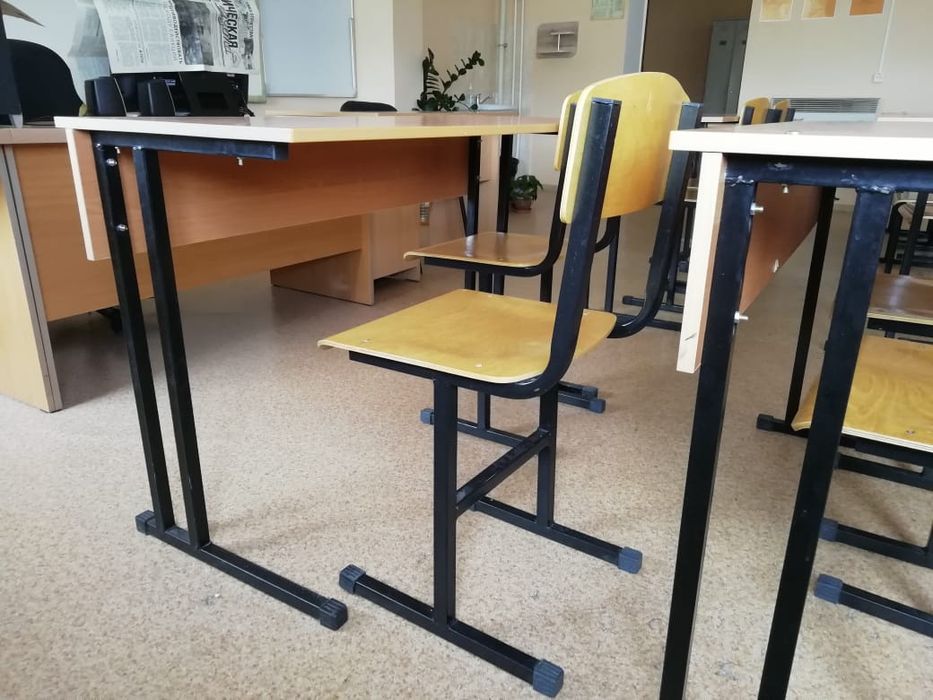 Школьные парты со стульями