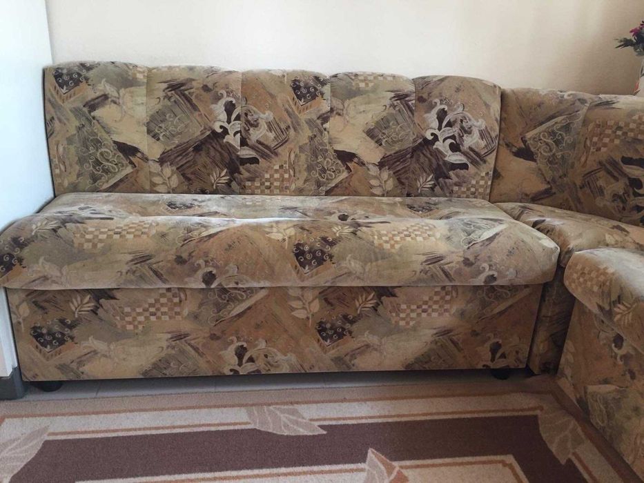 Продавам ъглов кухненски диван