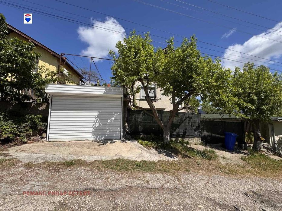 Къща на два етажа за продажба в с. Божичен