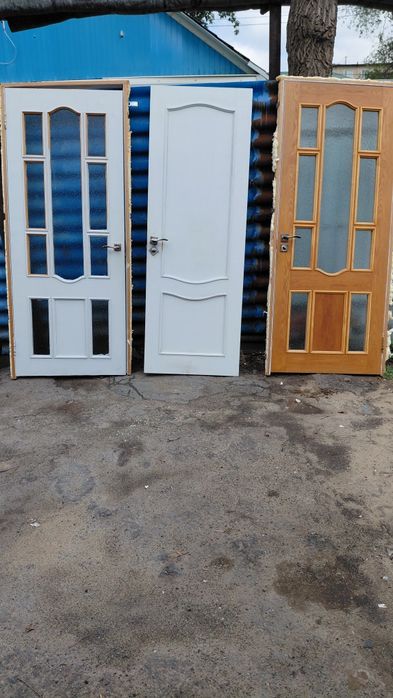 Двери дерево в городе