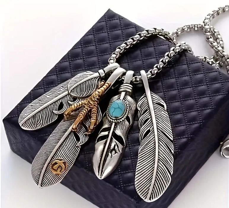 Женско колие с пера