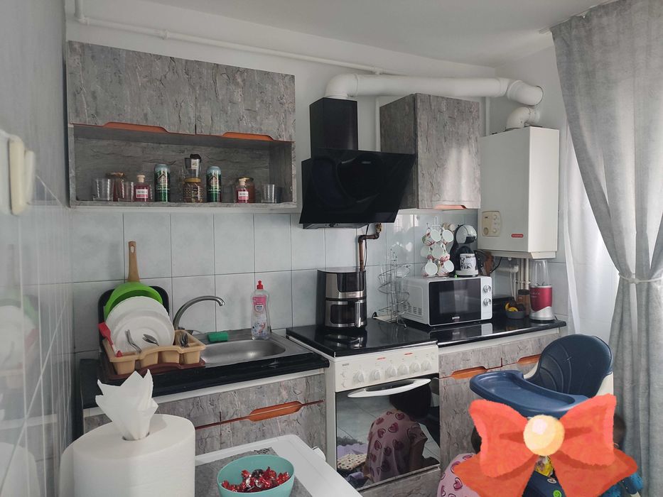 Mobila bucătărie și aragaz zanussi