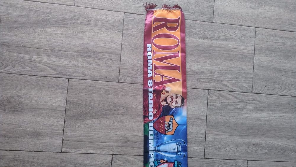 Fular  FC Liverpool și AS Roma