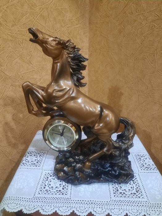 Настольно-каминные часы-статуэтка "Sweetti" в виде лошади, под бронзу.