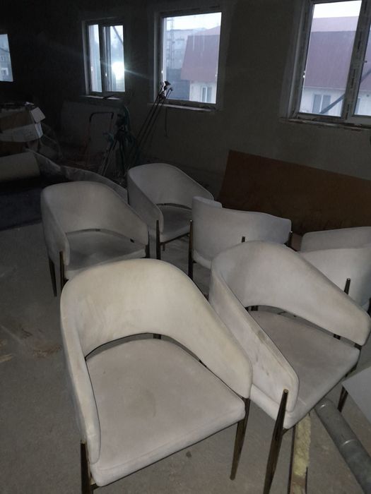 Стулья мягкие белые 20000