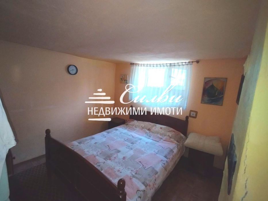 Самостоятелна ТУХЛЕНА къща на ПЛОЧА - с.Хан Крум