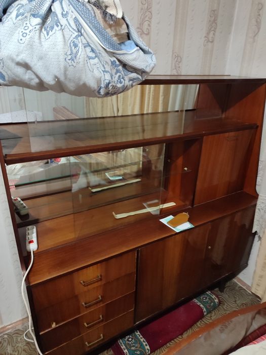 Продается сервант из красного дерева