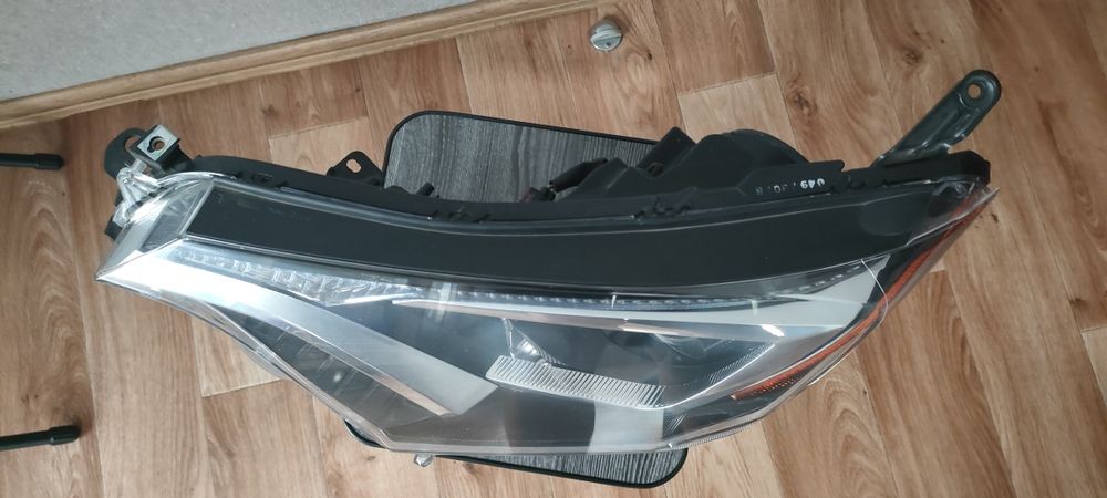 Фара левая Toyota Rav4