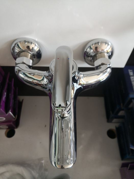 Смесител за баня с изход за слушалка