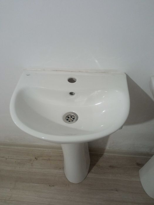 Душевые поддоны+3 рукомойника.