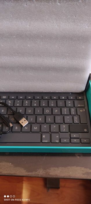 Клавиатура Logitech Slim Folio Ipad (5-th and 6-th generation)