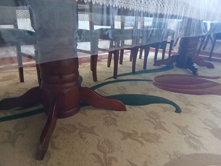 Стол с 16 стульями