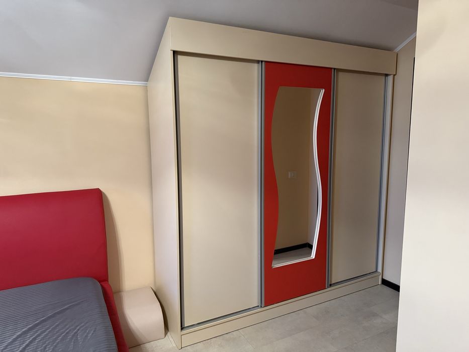 Pat + saltea și două șifoniere cu multe compartimente