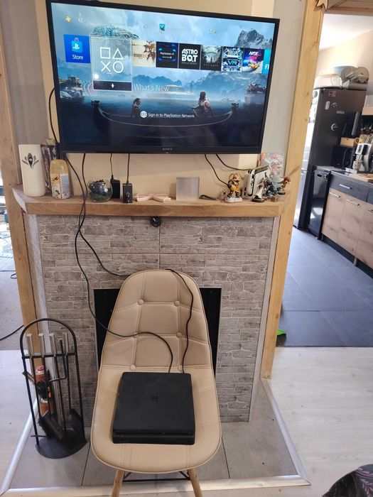 Продавам Sony PS 4 slim на части или за ремонт