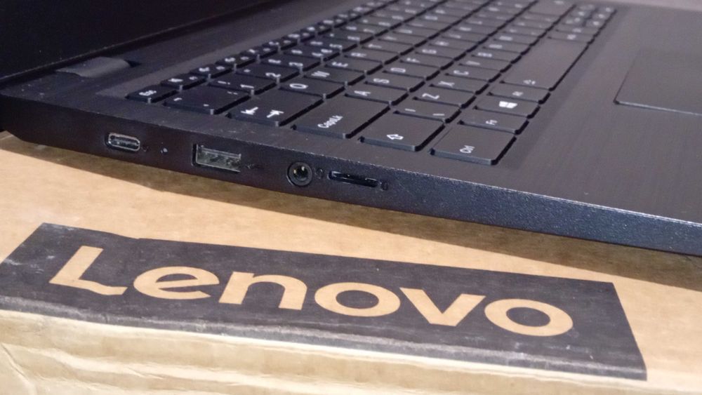 Лаптоп Lenovo 14w – 14" Full HD Touchscreen / AMD A6 / 4GB / 64GB / Windows Tiny10
