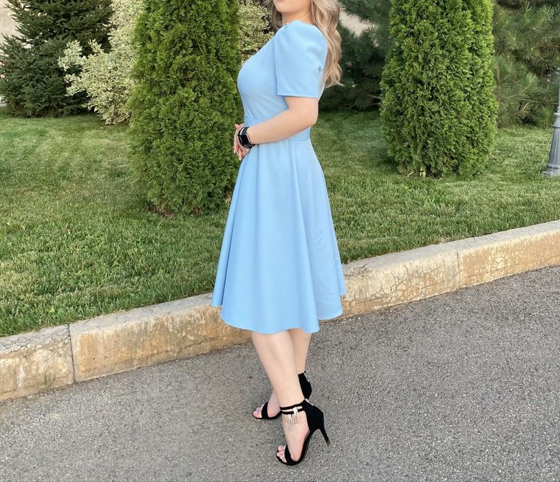 Голубое платье миди