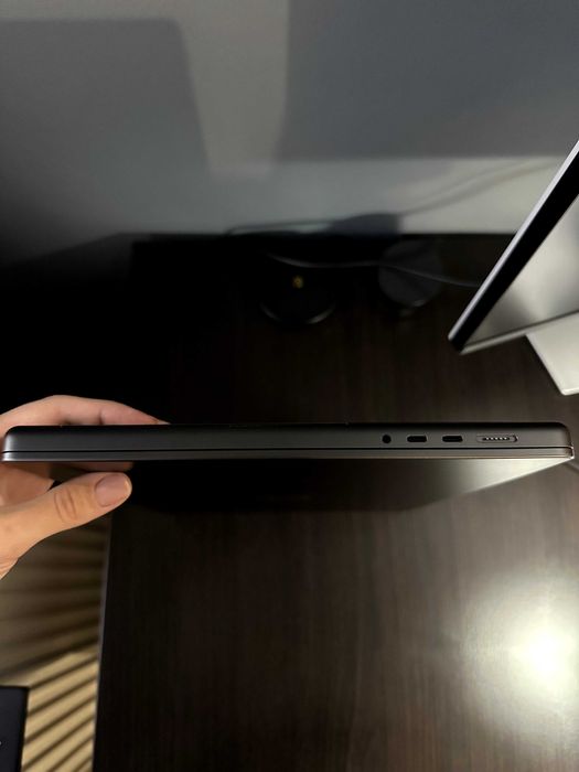 MacBook Pro 16" M3 Pro – 18GB RAM, 512GB SSD (65 cicluri de incarcare)