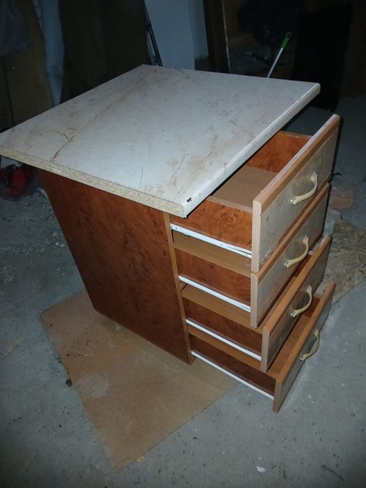 Vand mobilă veche din lemn, în stare bună.