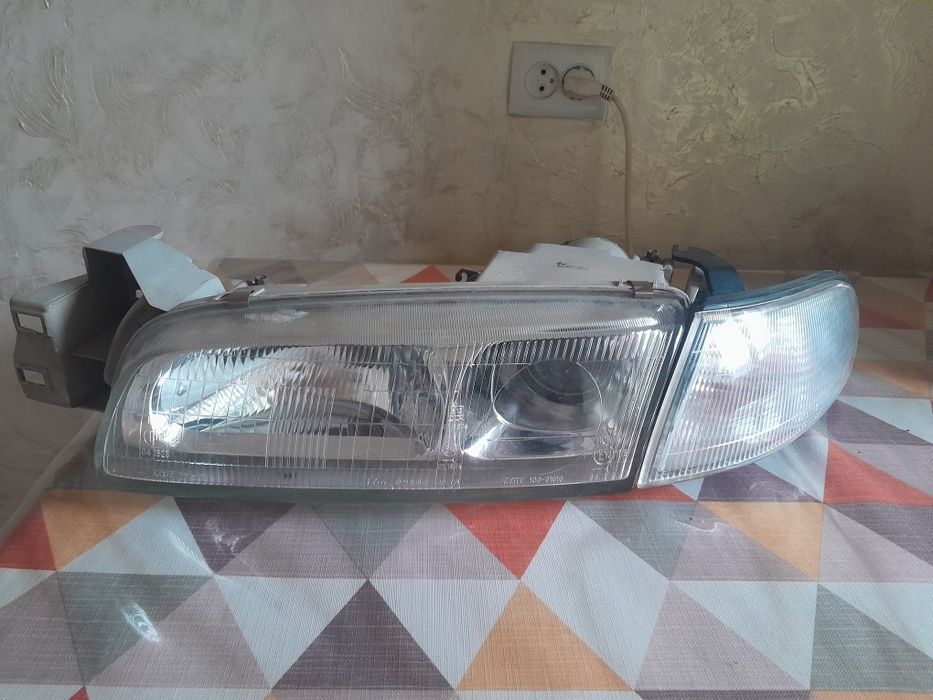 Фара передняя на Мазда Кронос.