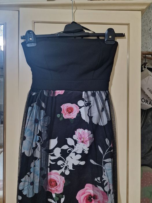 Къса черна рокля с презрамки и опашка от тюл.