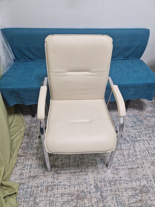 Кушетка, кресло, стульчики