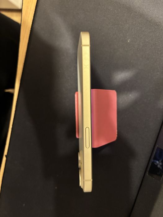 Vand Iphone 15 128 GB Yellow impecabil