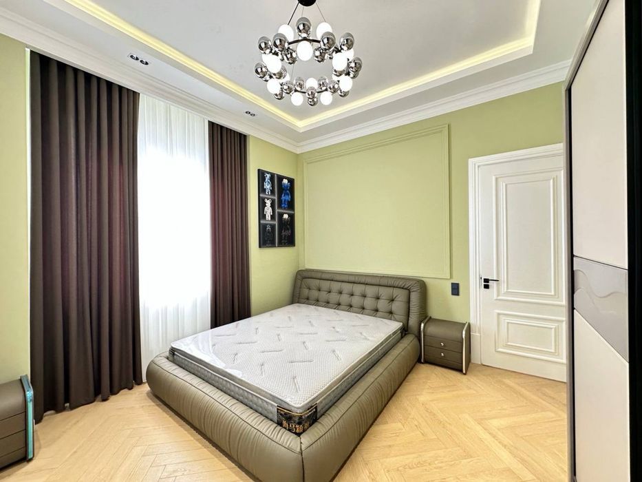 Новый добротный дом с мебелю и стехникой