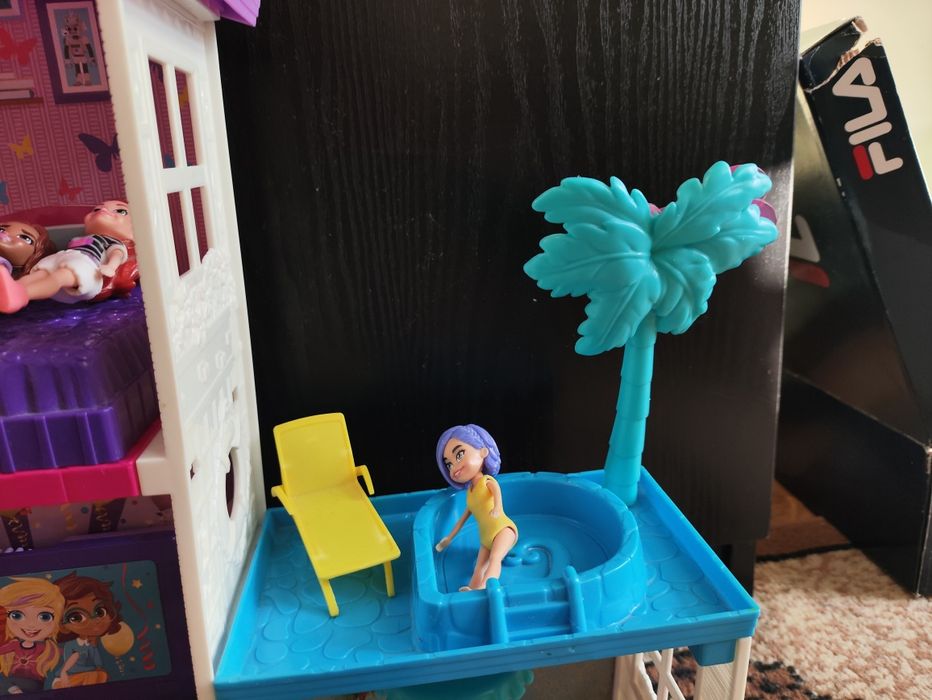 Къща за кукли с пет кукли