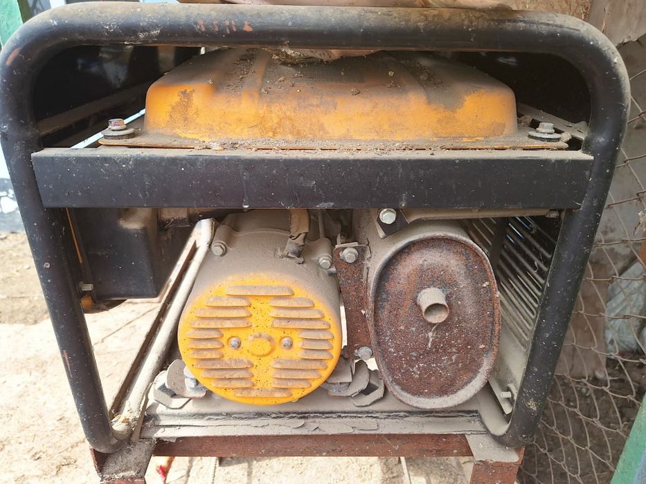 Продам бензиновый генератор электростанцию