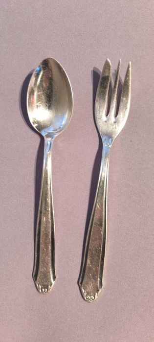 Дълбоко посребрени десертна виличка и кафяна лъжичка
