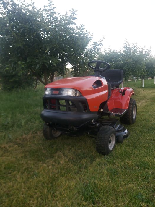 Tractoras tuns iarba