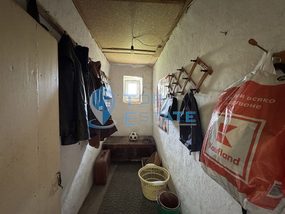 Къща с голям двор и допълнителни постройки в село Янтра, област Велик