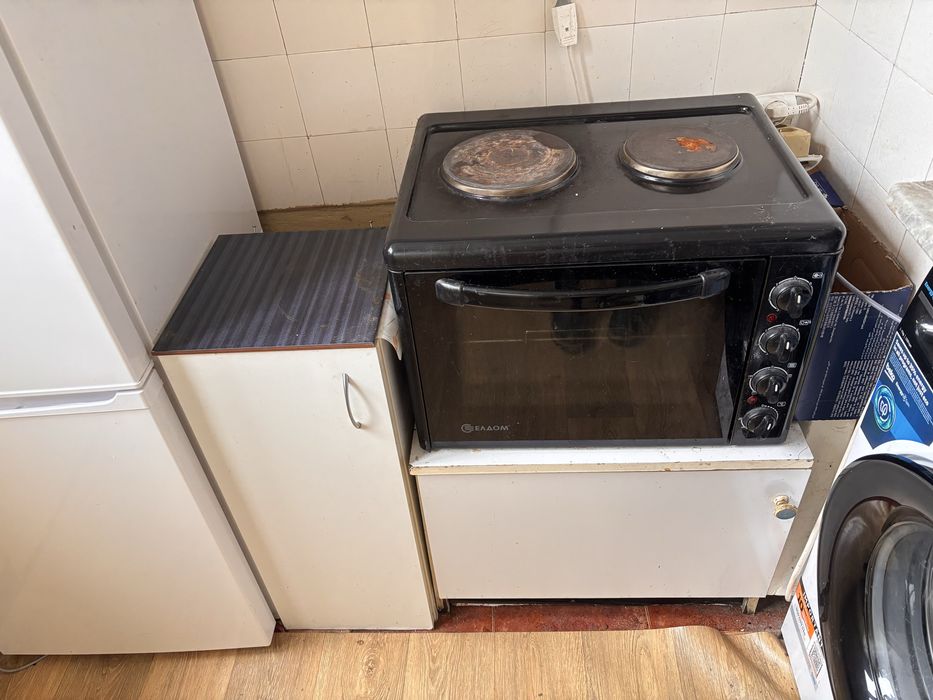 Кухненско обзавеждане / кухненски шкафове / печка и абсорбатор