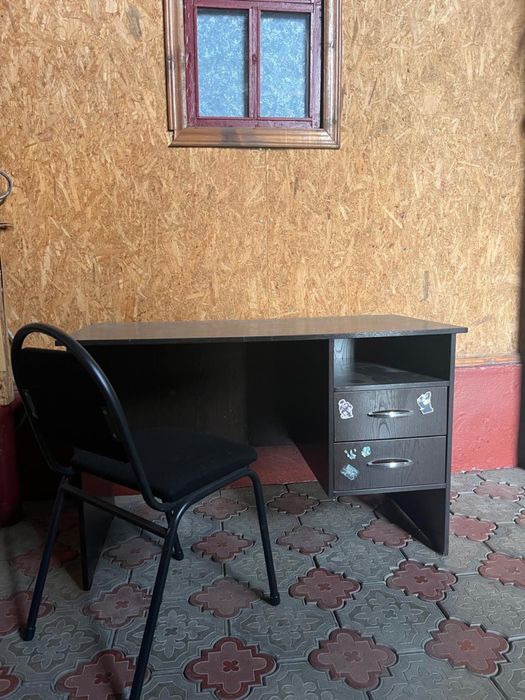 Рабочий стол со стулом