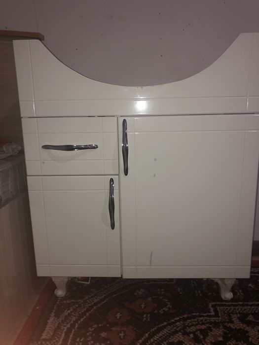 rakvinani tegida turadigan shkaf