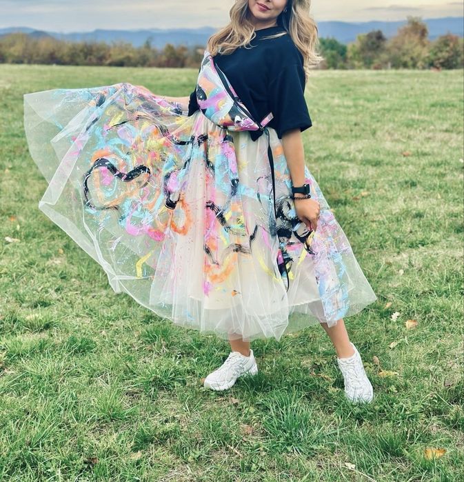 Пола от ръчно рисуван тюл.