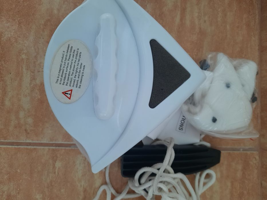 Dispozitiv de sters geamurile