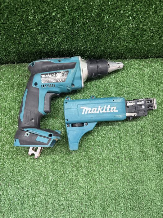 Винтоверт за гипсокартон на Makita DFS452 с допълнителна приставка