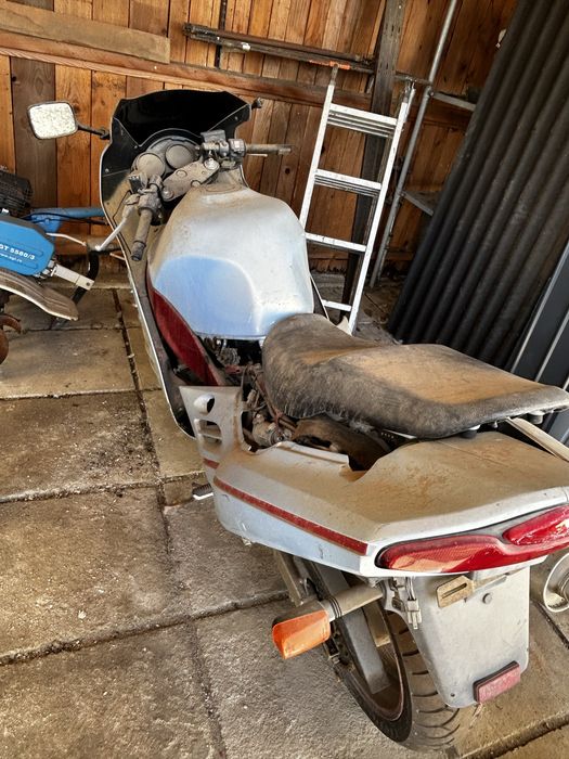 Motocicleta Suzuki RF 900, sare din viteza a doua