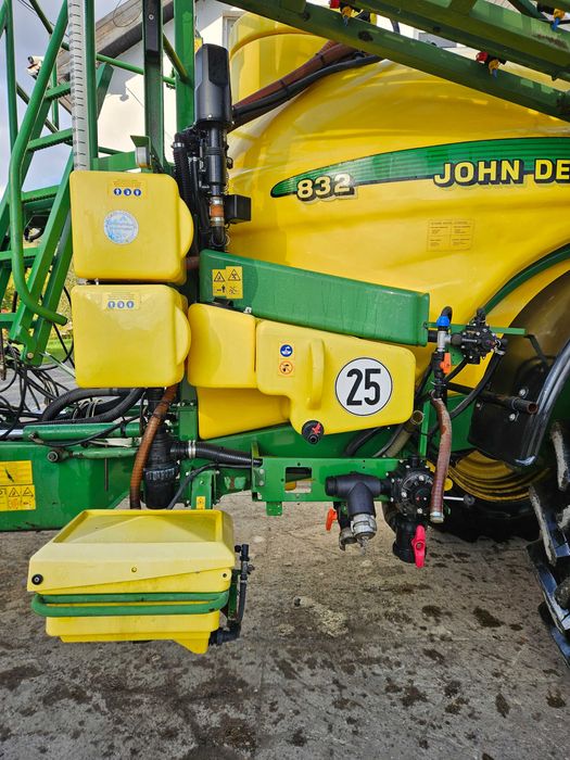 Met erbicidat tractat John Deere 832