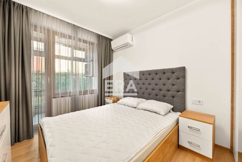 Двустаен, чисто нов, обзаведен апартамент за продажба, със собствен дв