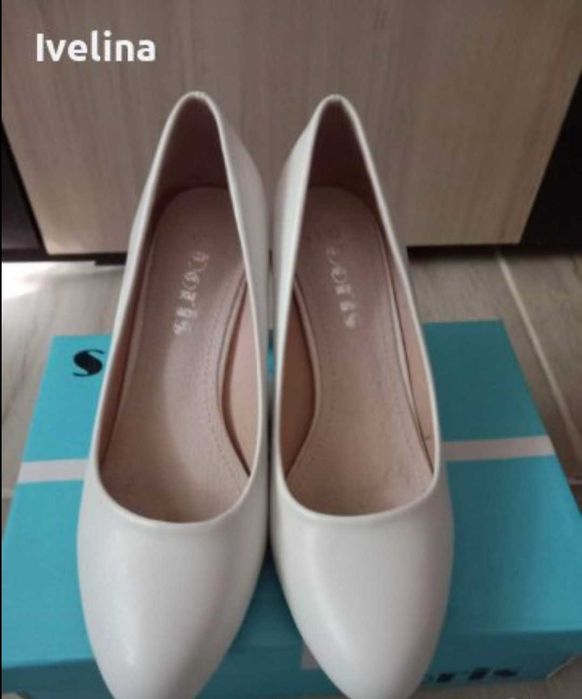 Дамски бели обувки на ток