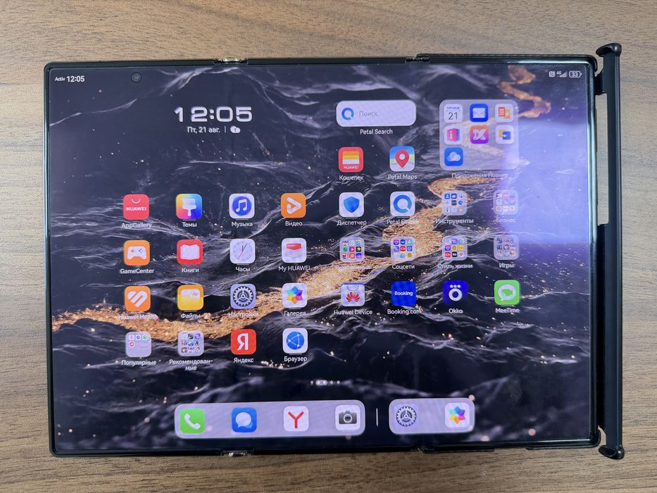 Huawei mate XT Ultimate design