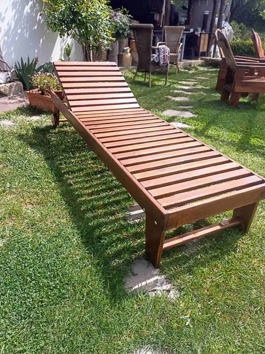 Дървен шезлонг с колела