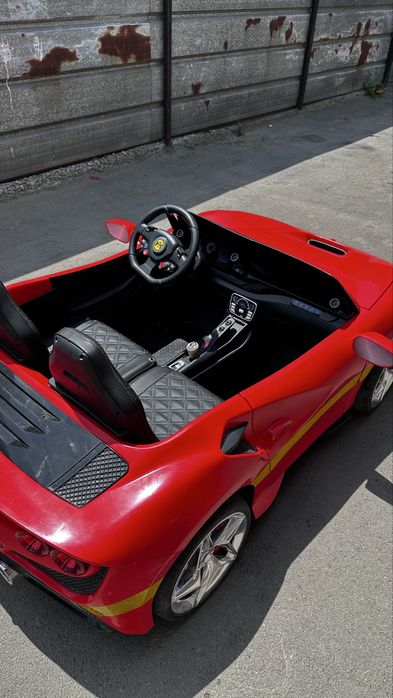 Продается машинка на пульте управления Ferrari