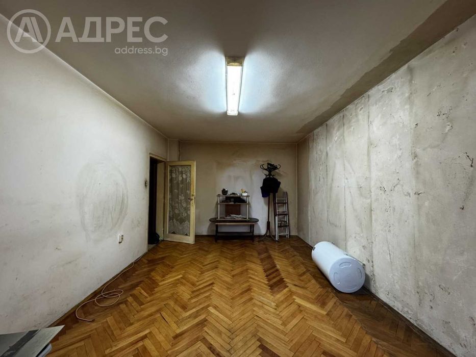 Двустаен апартамент, Център, 65 кв.м., ет. 1, тухла, за ремонт