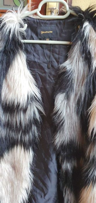 Vestă de blană Stradivarius – elegantă, modernă, stare bună